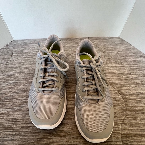 Nike Size 8 Women’s Like new gray/silver sneakers - Picture 2 of 4